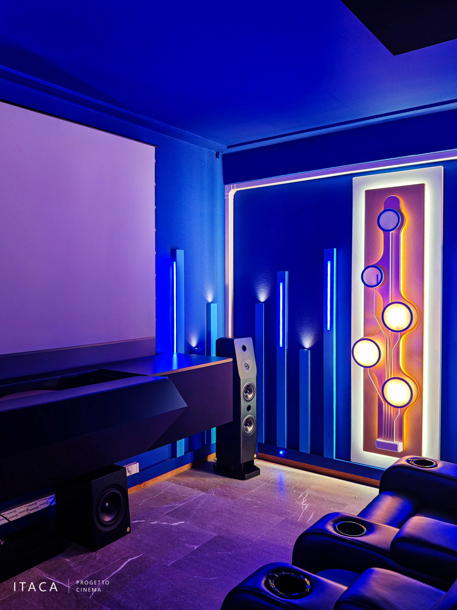 Sala cinema privata sul Lago d’Orta — Mobile, audio e sedute Fronte laterale della sala del Lago d’Orta, con mobile cinema, diffusore a torre e poltrone.