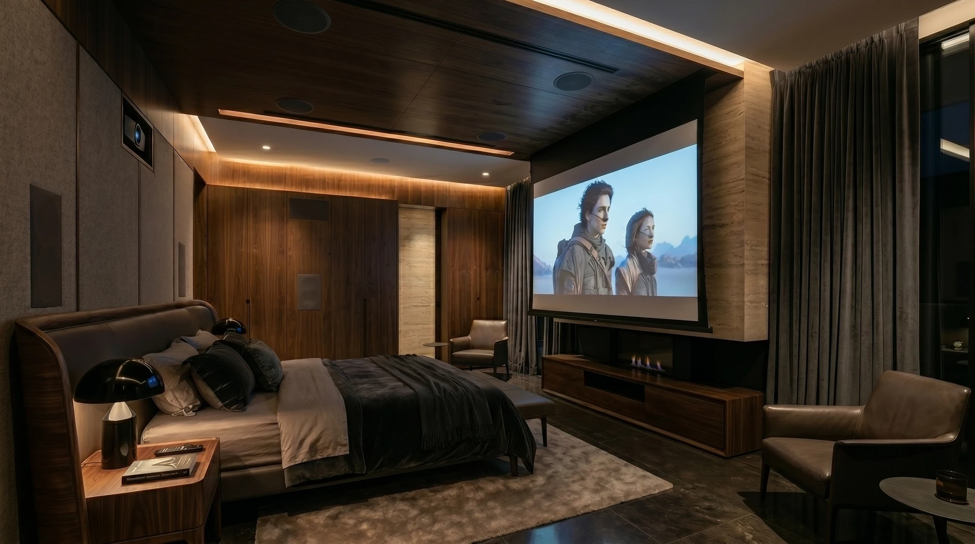 Suite Milano — schermo abbassato e cinema attivo Suite di Milano con schermo abbassato e proiezione attiva davanti al letto, vista diagonale.