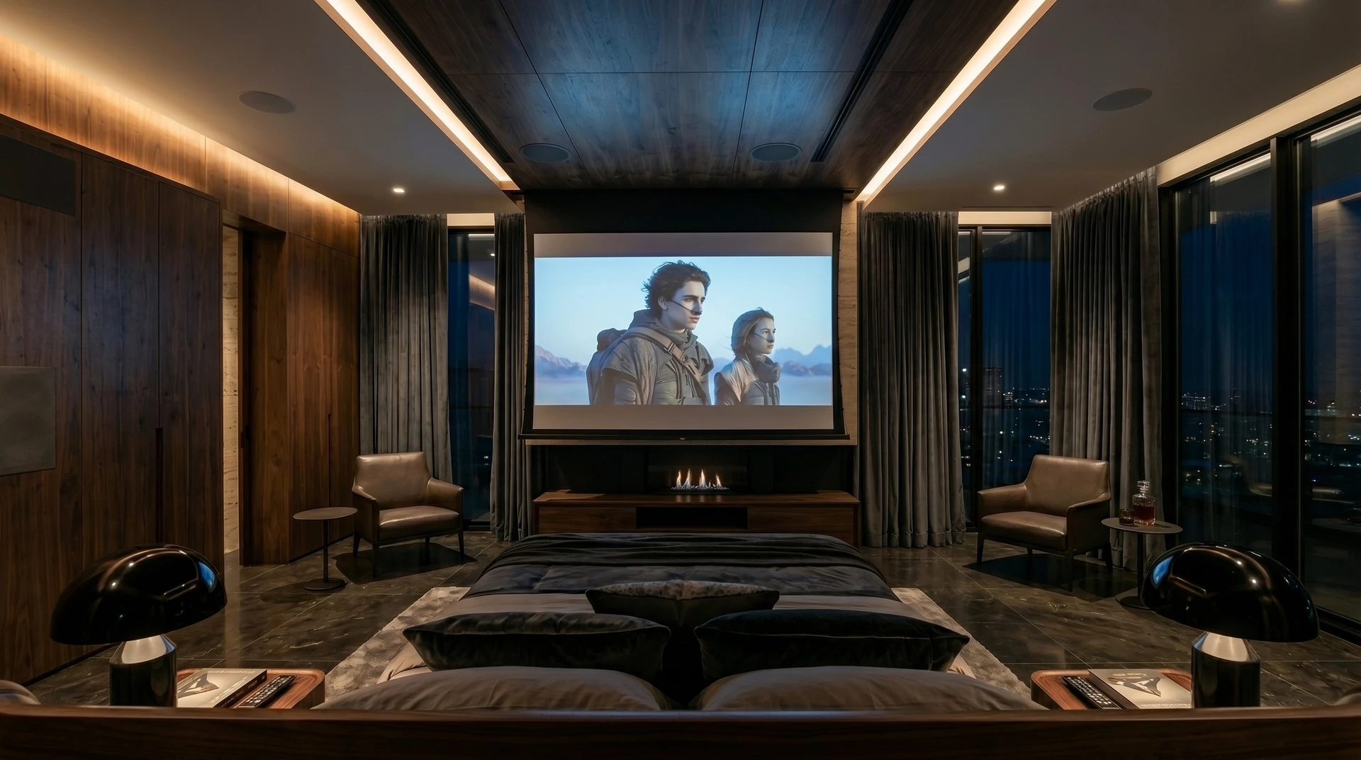 Suite Milano — proiezione attiva e vista serale Suite di Milano vista dal letto, con schermo abbassato, proiezione attiva e luce serale.