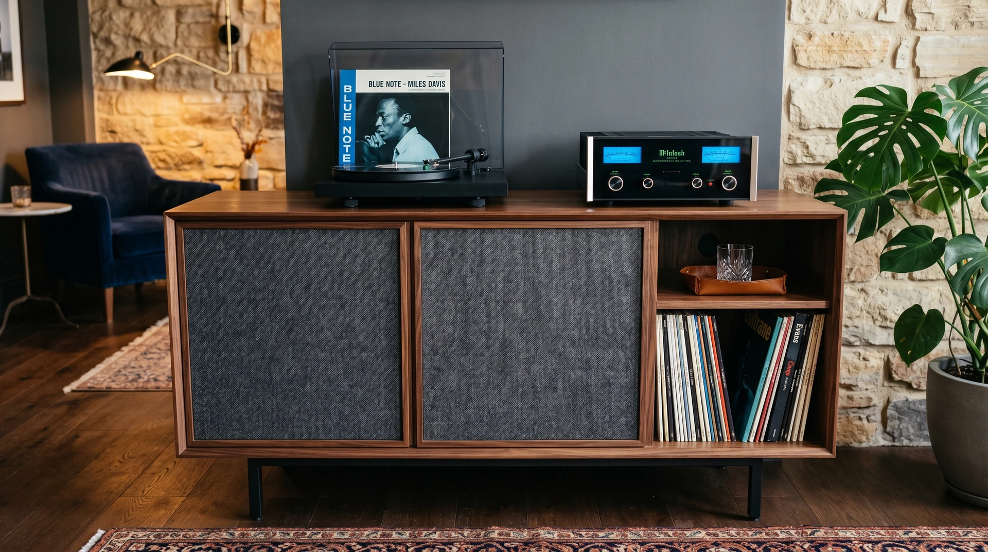 Mobile audio in legno con frontali tessili, giradischi e spazio per i vinili Mobile audio in legno con frontali tessili, giradischi e spazio per i vinili.