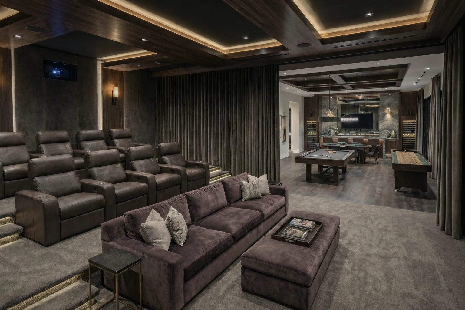 Sala cinema a Nizza — Lounge e area giochi — vista d’insieme Sala di Nizza con poltrone su pedana, divano lounge e tavolo da biliardo sul fondo.
