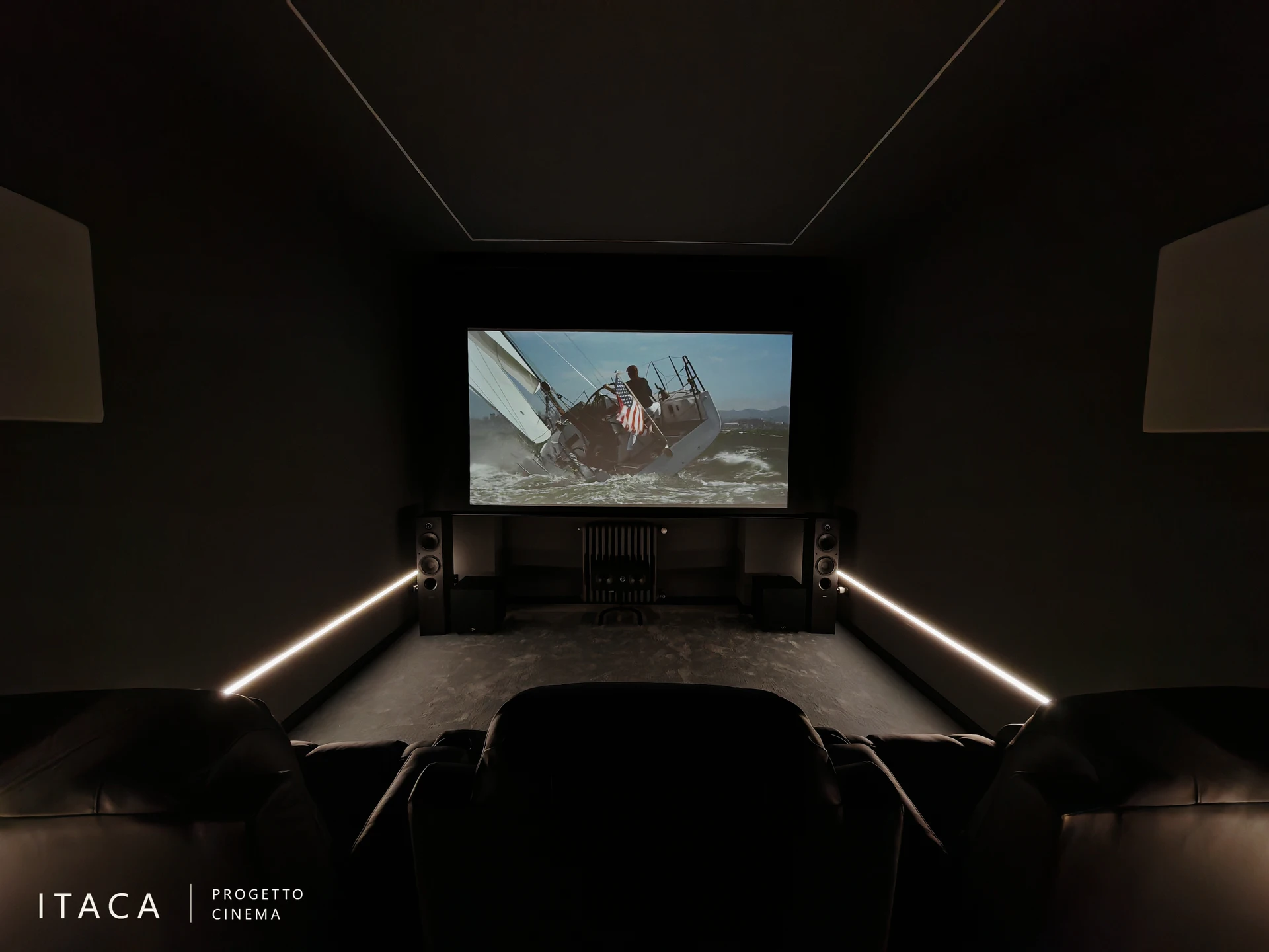 Sala cinema a Volpiano — Sala in visione Sala cinema di Volpiano vista dalle sedute, con proiezione attiva e strip LED lungo le pareti.